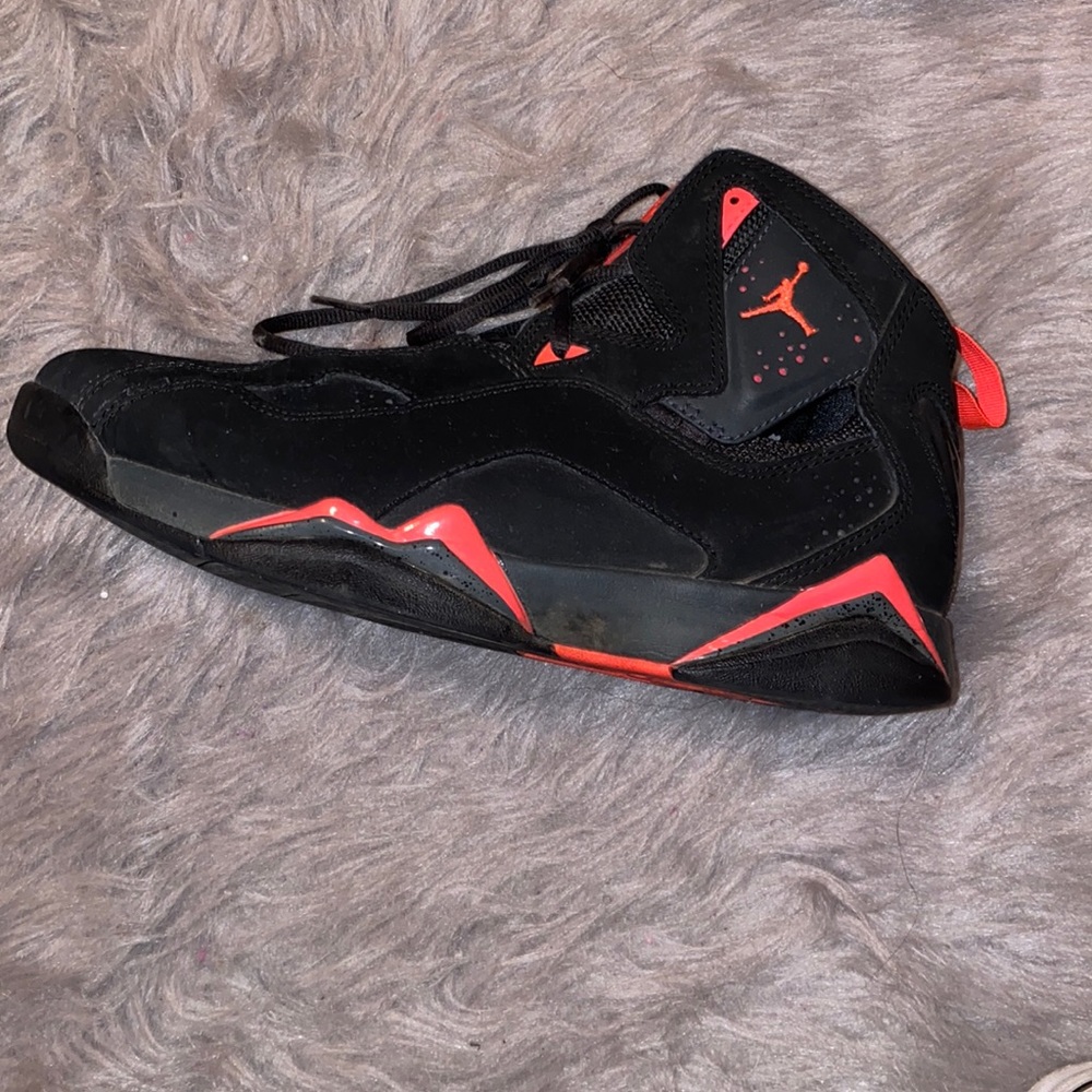 Jordan flights black and red